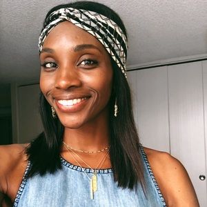 Meet your Posher, Akia